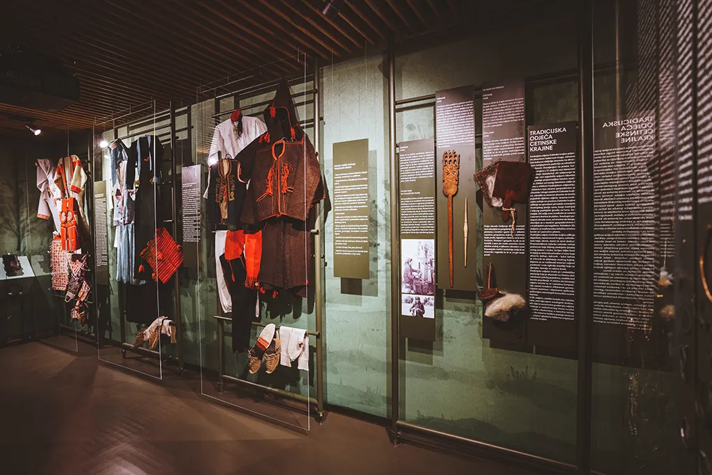 Tradicijsko_odjevanje Nijemo kolo - postav muzeja cetinske krajine