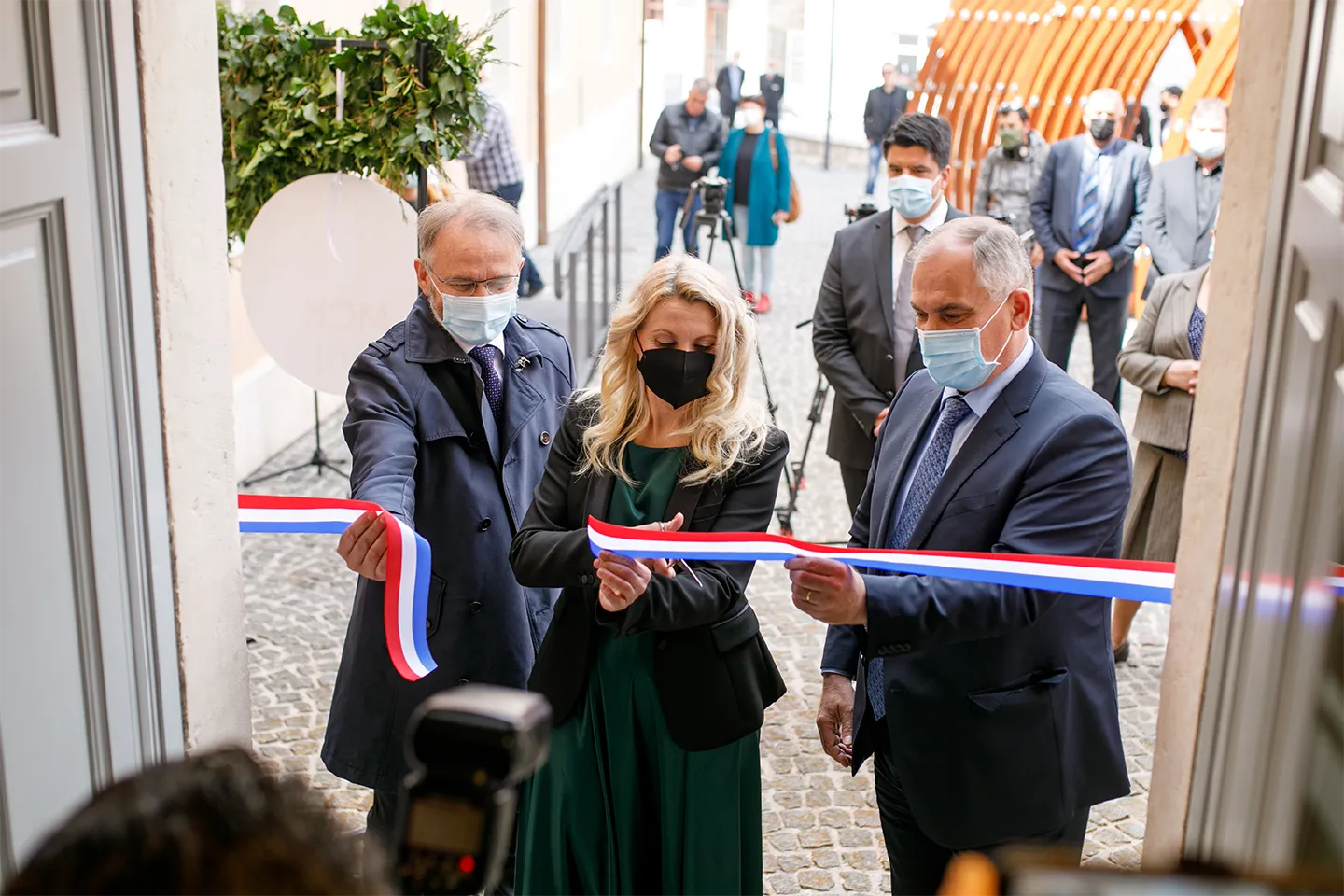 Ravnateljica Muzeja Cetinske krajine reže vrpcu na svečanom otvaranju